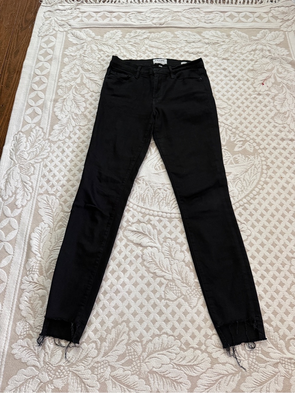 FRAME Denim Black Le Skinny de Jeanne Raw Hem Jeans 27 Model Off Duty Edgy Y2K